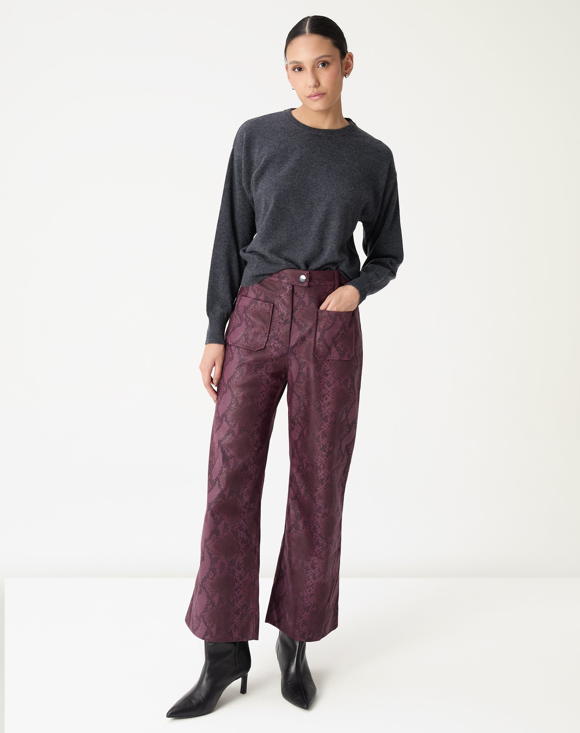 Modelo em pose frontal com suéter gola careca cashmere cinza mescla, evidenciando a modelagem loose e comprimento midi