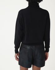 Imagem plana do suéter gola alta de cashmere preto sobre fundo branco, tricot liso e acabamento canelado