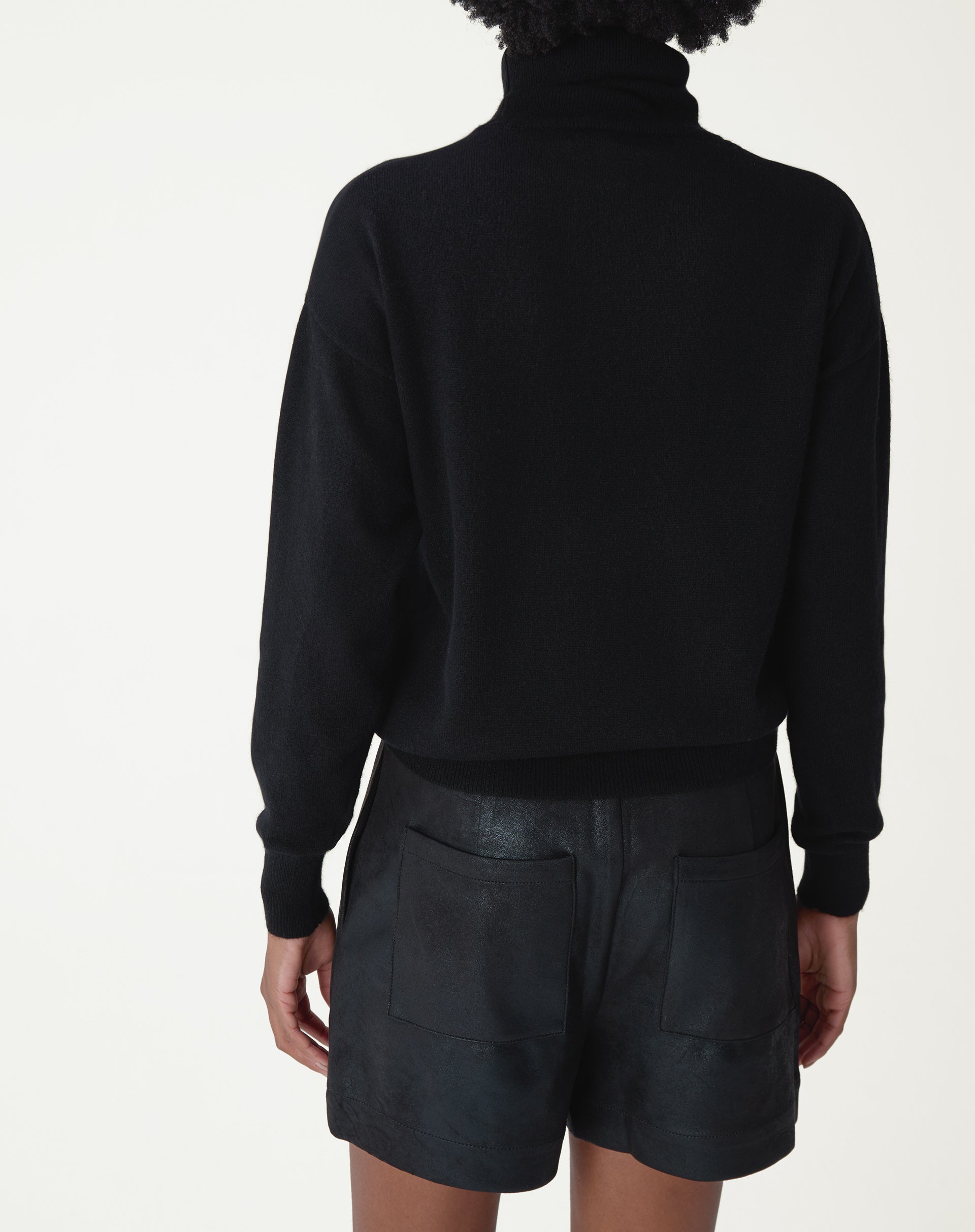 Imagem plana do suéter gola alta de cashmere preto sobre fundo branco, tricot liso e acabamento canelado