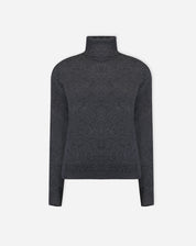 Vista aproximada do tronco com o suéter cinza mescla cashmere caído levemente e um bolso de shorts marrons.