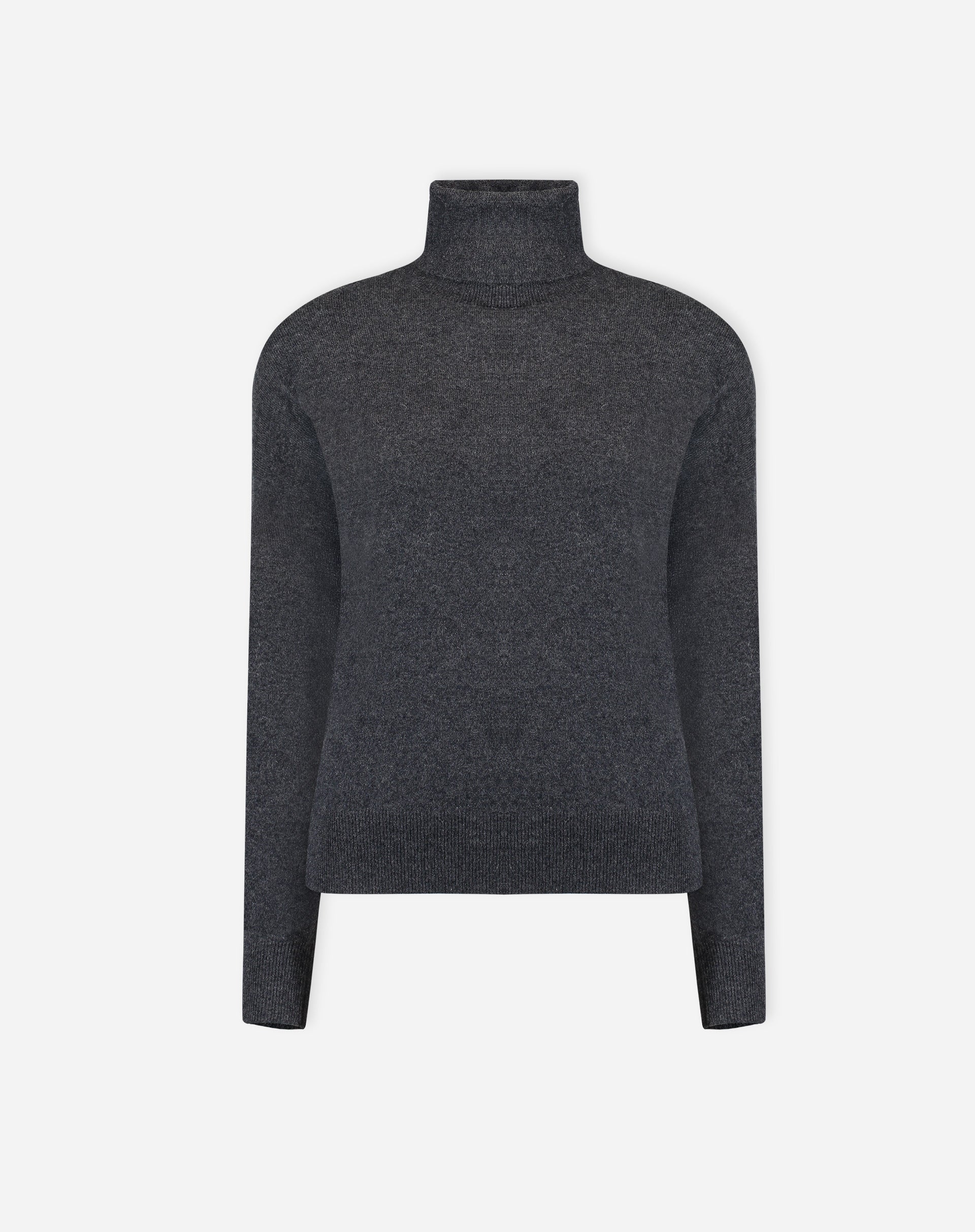 Vista aproximada do tronco com o suéter cinza mescla cashmere caído levemente e um bolso de shorts marrons.