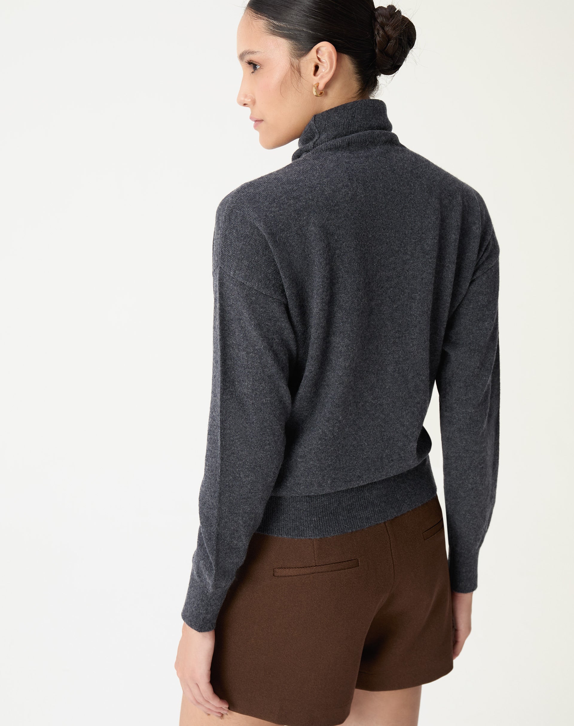 Look completo: combinação do suéter cinza mescla cashmere gola alta com jaqueta marron e shorts, estilo casual-elegante.