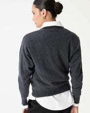 Detalhes do tecido 100% cashmere cinza escuro em close, destacando o conforto e sofisticação