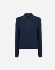 Foto frontal em estúdio do suéter gola polo de tricô azul marinho em modelo, mostrando modelagem, mangas longas e caimento regular.