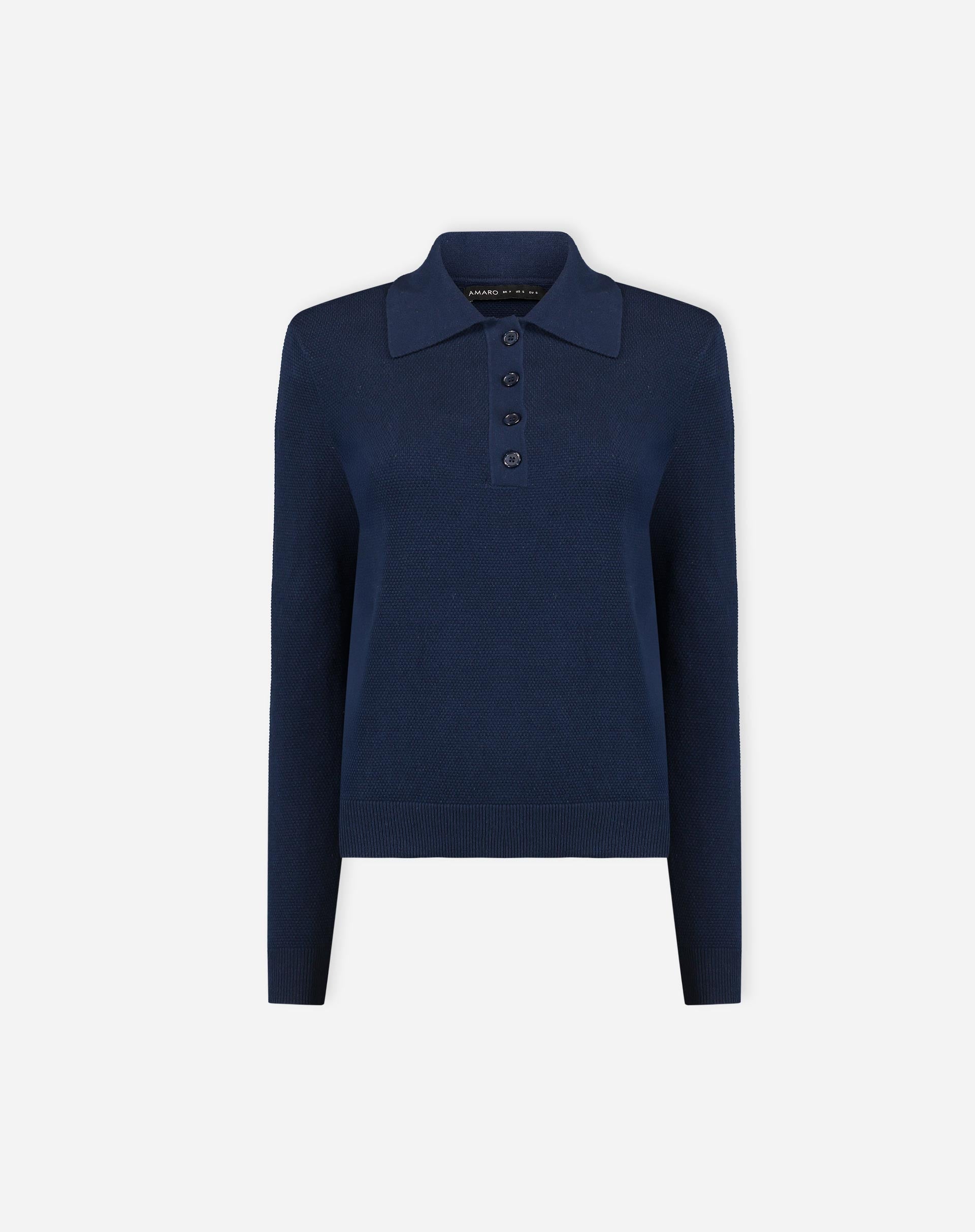 Foto frontal em estúdio do suéter gola polo de tricô azul marinho em modelo, mostrando modelagem, mangas longas e caimento regular.
