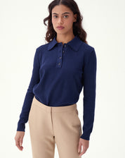 Close da placa de botões e gola polo em suéter de tricô azul marinho, mostrando quatro botões e acabamento do decote.