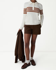 Close-up no tronco mostrando as listras marrons sobre o fundo off-white e a textura em ponto tricot, destaque para padrão repetido