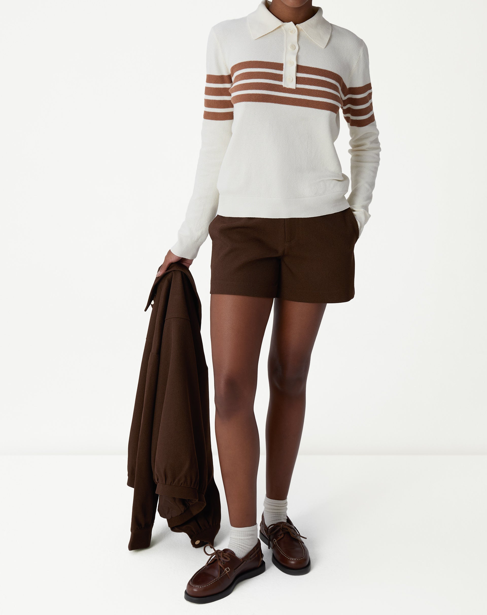 Close-up no tronco mostrando as listras marrons sobre o fundo off-white e a textura em ponto tricot, destaque para padrão repetido