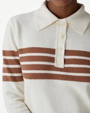 Detalhe do colarinho polo off-white e da pala com botões perolados, acabamento em tricot e costura limpa