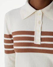 Vista traseira do suéter mostrando costas lisas e as listras aplicadas nas mangas, barra canelada e caimento regular