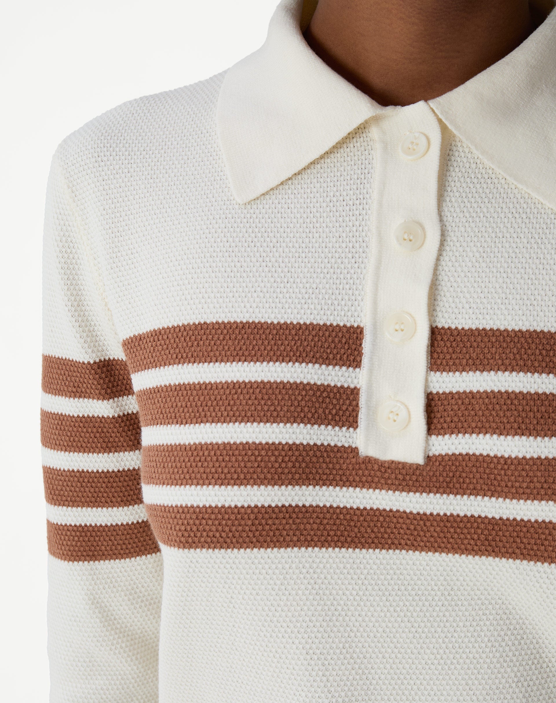 Vista traseira do suéter mostrando costas lisas e as listras aplicadas nas mangas, barra canelada e caimento regular