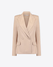 Close lateral destacando a fenda do blazer e o acabamento refinado na barra.