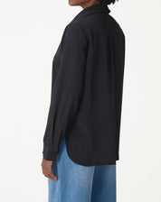 Imagem de produto em estúdio da camisa preta alongada com mangas longas e barra arredondada, visual frontal completo