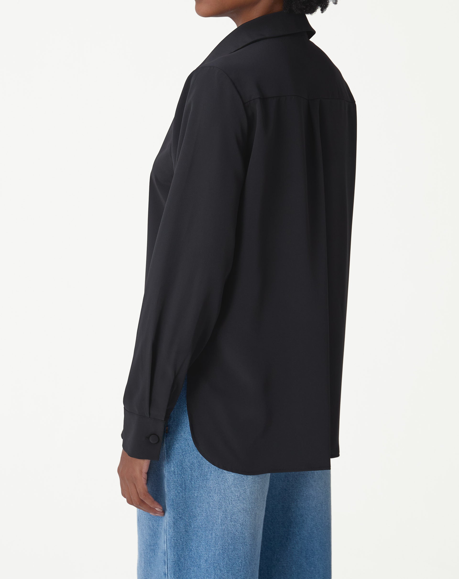 Imagem de produto em estúdio da camisa preta alongada com mangas longas e barra arredondada, visual frontal completo