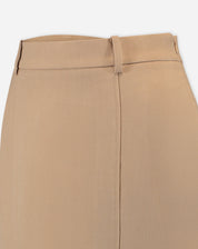 Vista traseira da saia midi alfaiataria bege mostrando bolsos traseiros aplicados, cós com passantes e caimento limpo