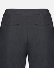 Close costas da cintura e bolsos embutidos da calça cinza, acabamento de alfaiataria e costura refinada