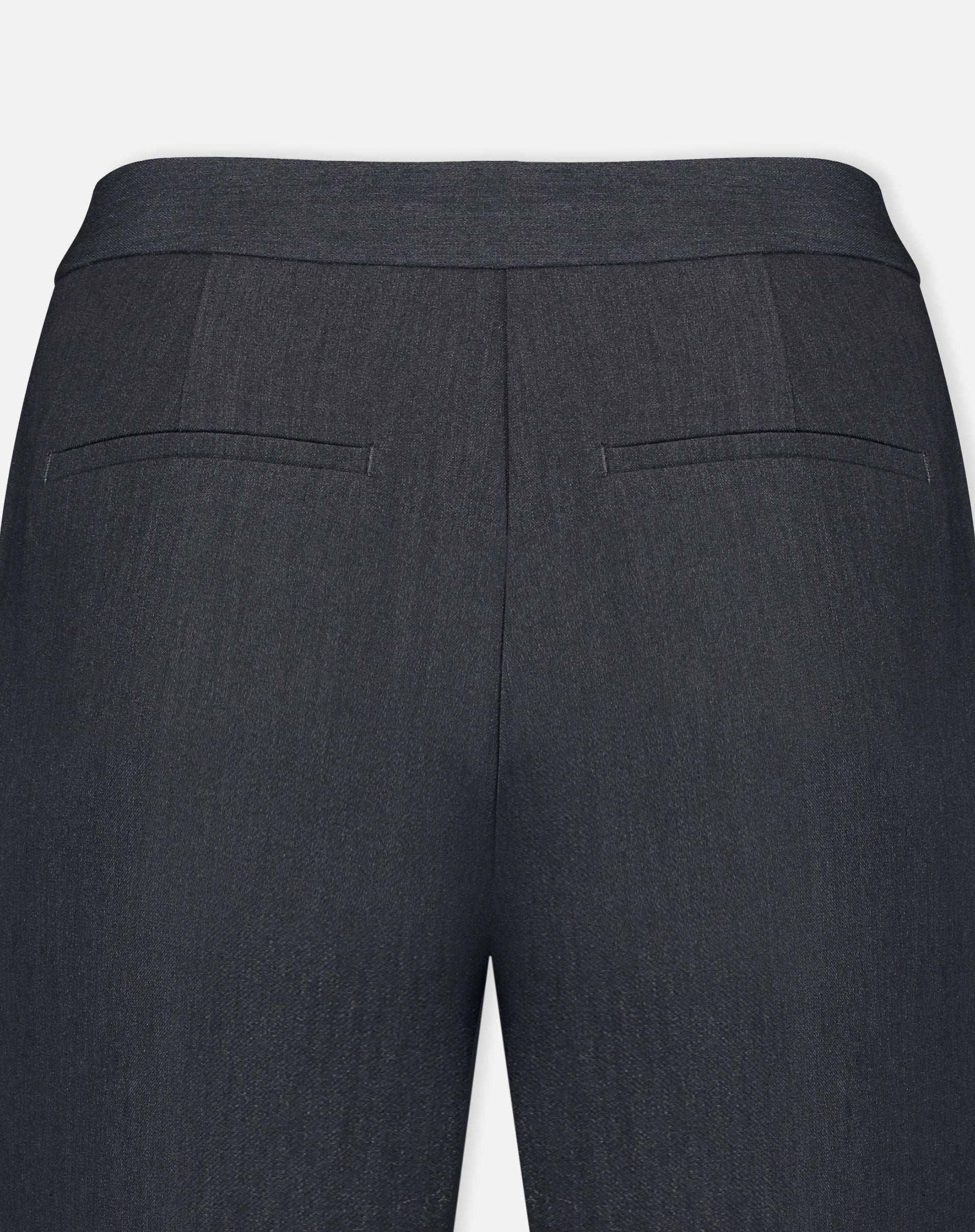 Close costas da cintura e bolsos embutidos da calça cinza, acabamento de alfaiataria e costura refinada