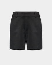 Look completo com shorts alfaiataria preto, suéter e jaqueta curta preta, styling com meias e mocassim para visual urbano