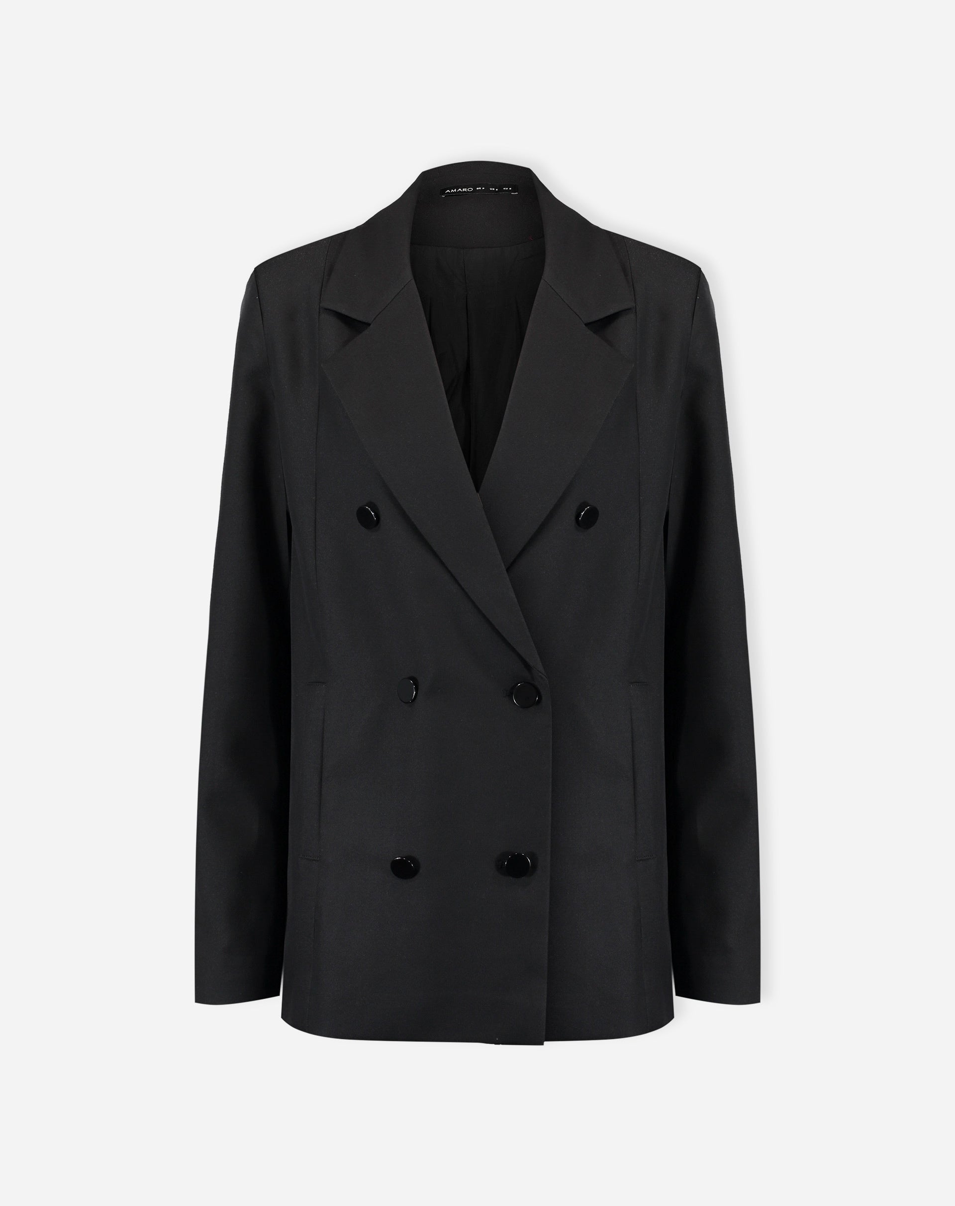 Blazer preto liso isolado em fundo branco, vista frontal do produto mostrando abotoamento duplo e bolsos embutidos.
