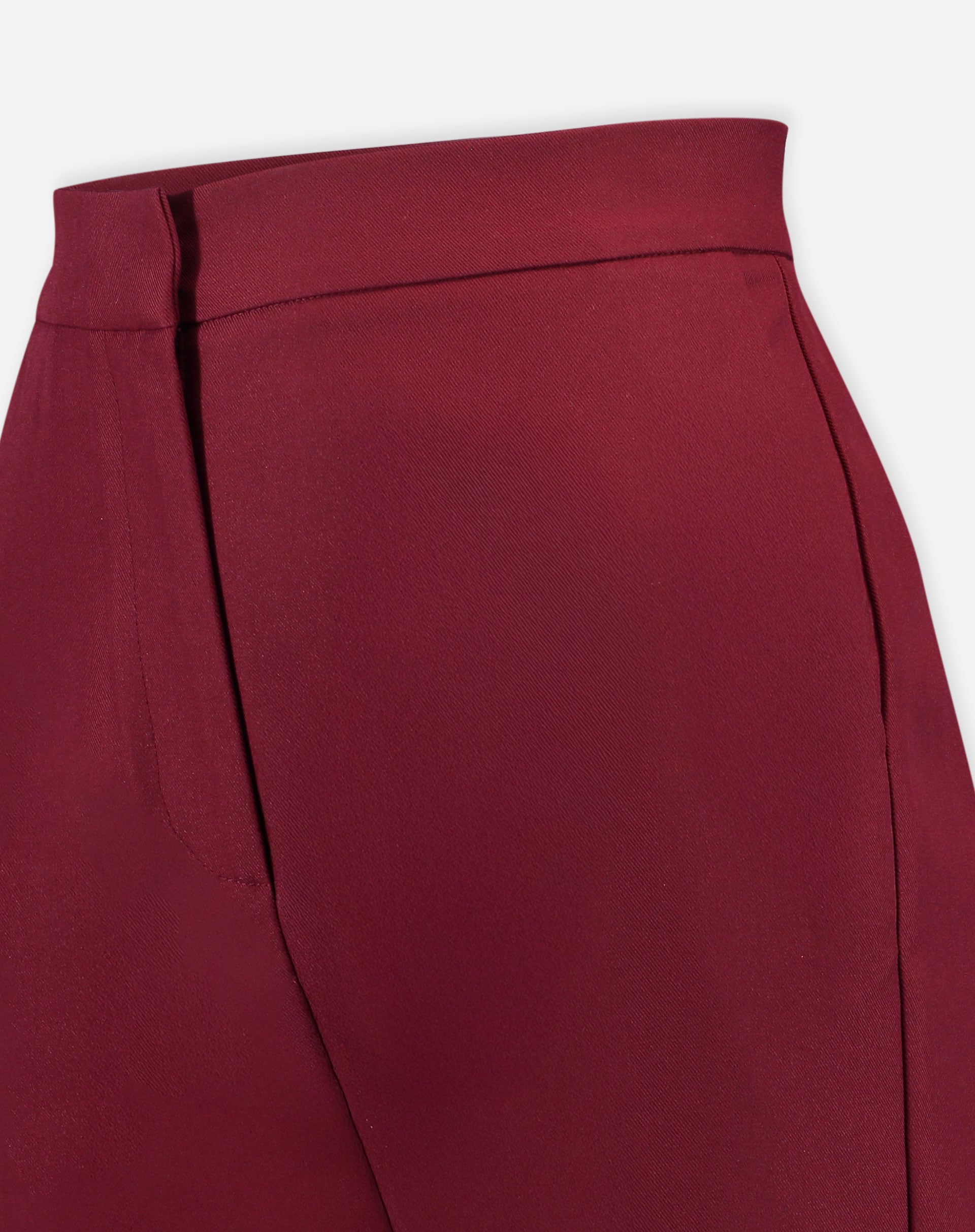 Close no cós limpo e fechamento frontal da calça alfaiataria vinho, detalhe da costura e acabamento do tecido