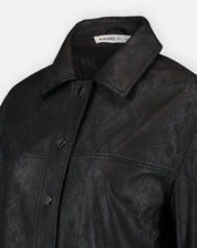 Close da etiqueta personalizada na gola e sua interação com o design texturizado.