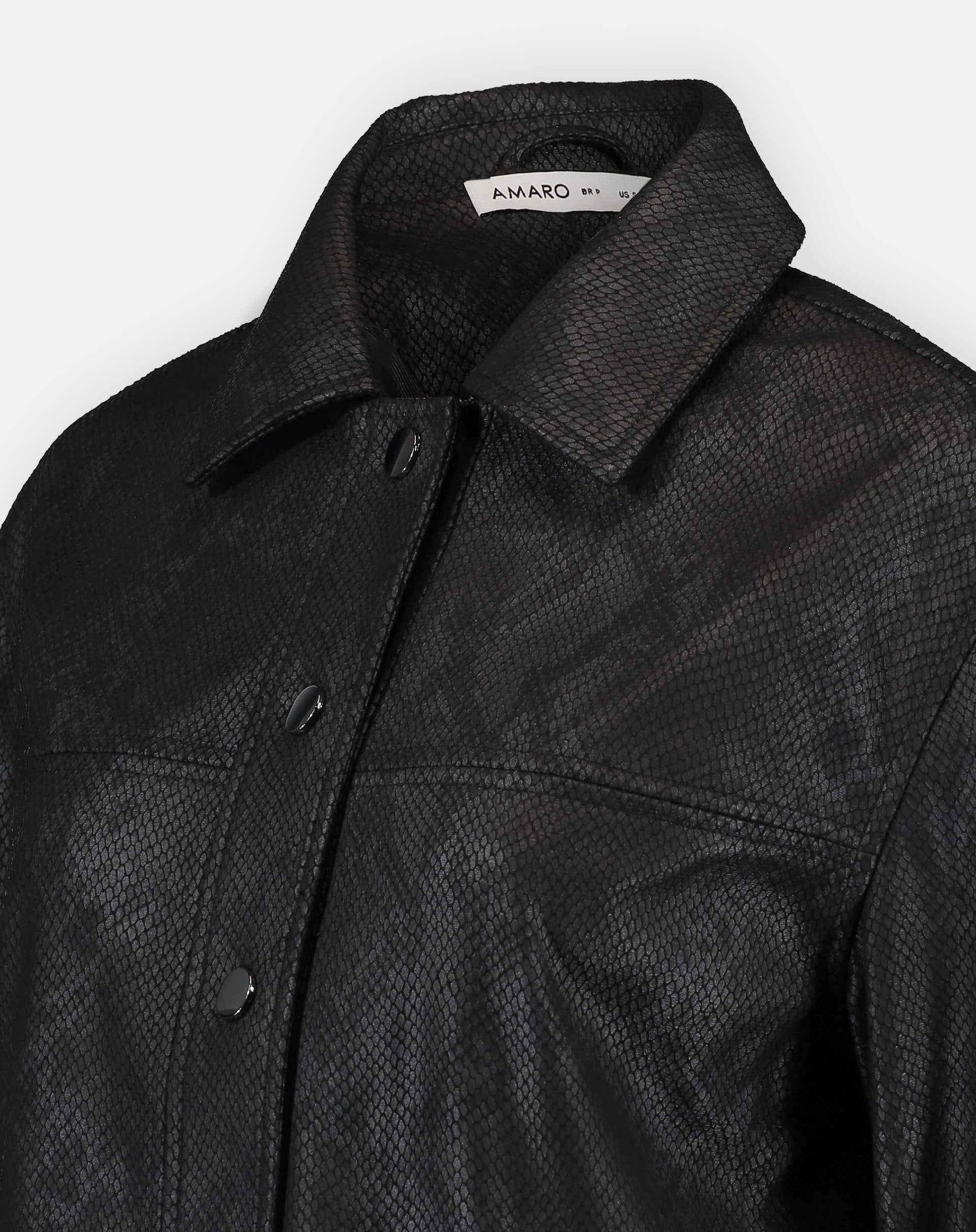 Close da etiqueta personalizada na gola e sua interação com o design texturizado.