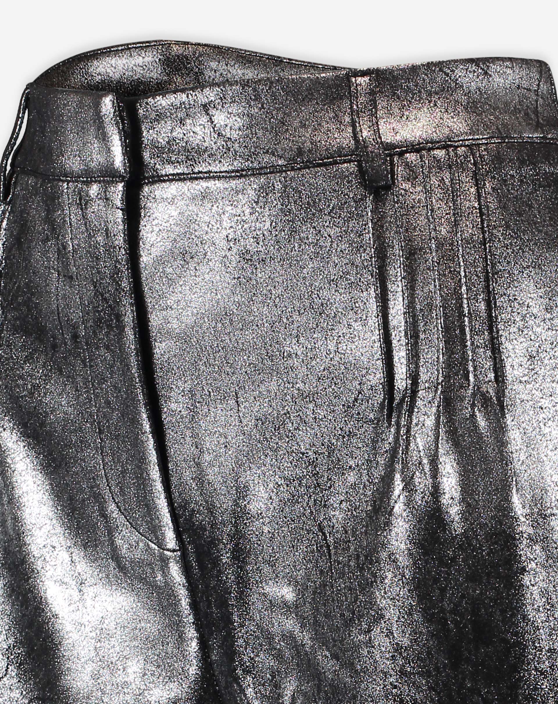 Close do cós do shorts metalizado prata com passantes, fechamento frontal e costura das pregas