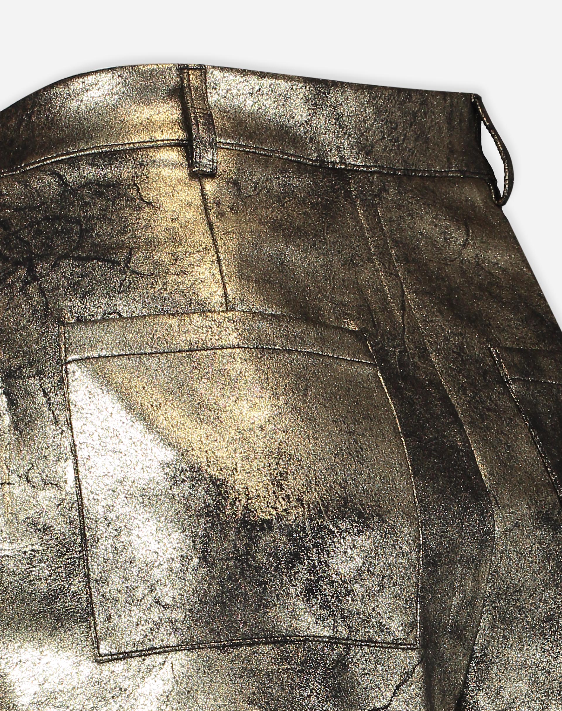 Detalhe de bolso traseiro e acabamento do cós do shorts metálico dourado