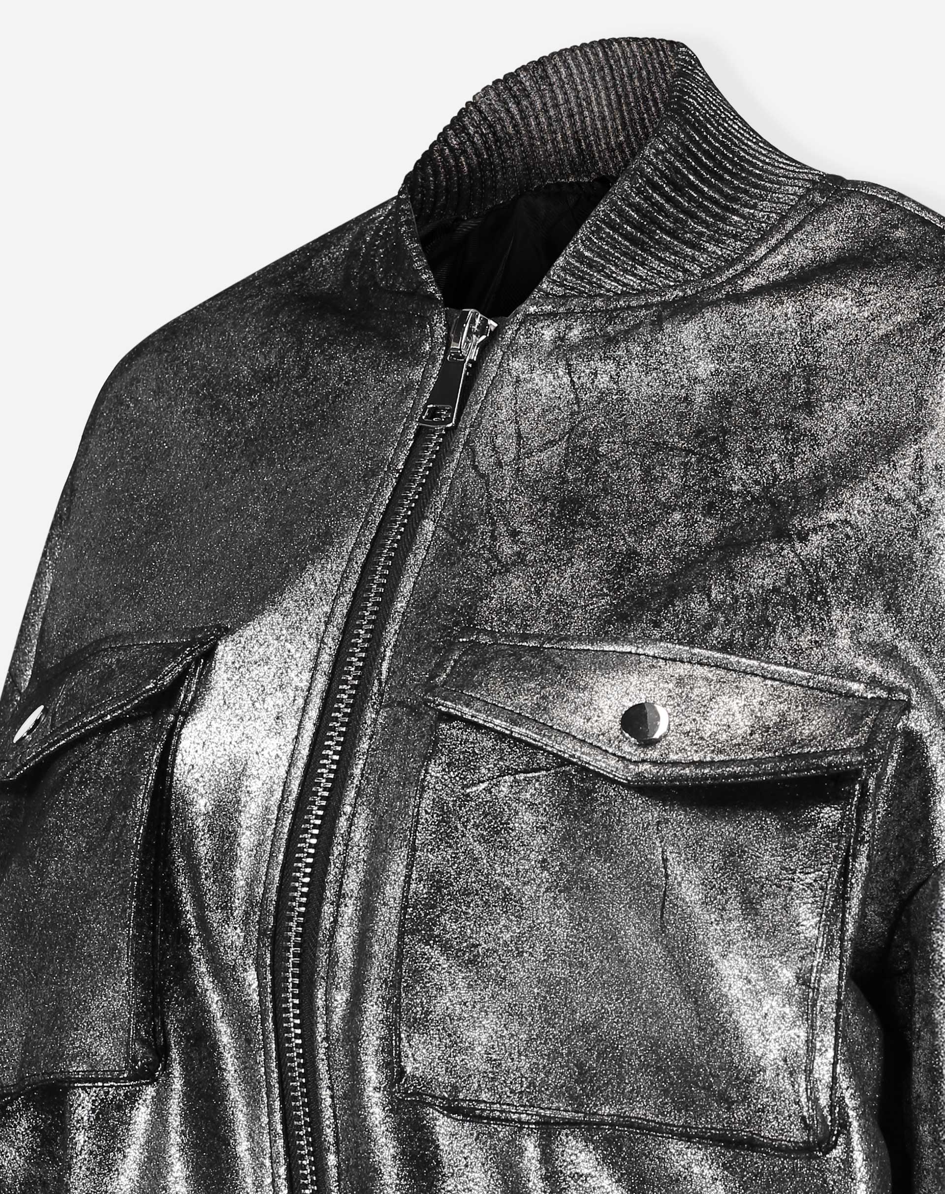 Jaqueta bomber prata fotografada sozinha sobre fundo branco, vista frontal com bolsos de aba, zíper e barra elástica