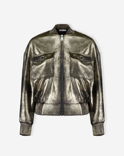 Jaqueta bomber dourada isolada em fundo branco, zíper frontal e bolsos de aba visíveis