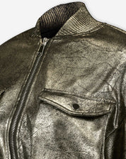 Close do colarinho canelado e acabamento metalizado da jaqueta bomber dourada