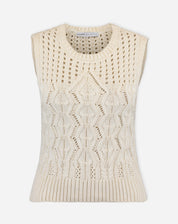 Fechamento nos detalhes trançados centrais e nos pontos vazados na região frontal da regata de tricô bege, destacando a textura artesanal.