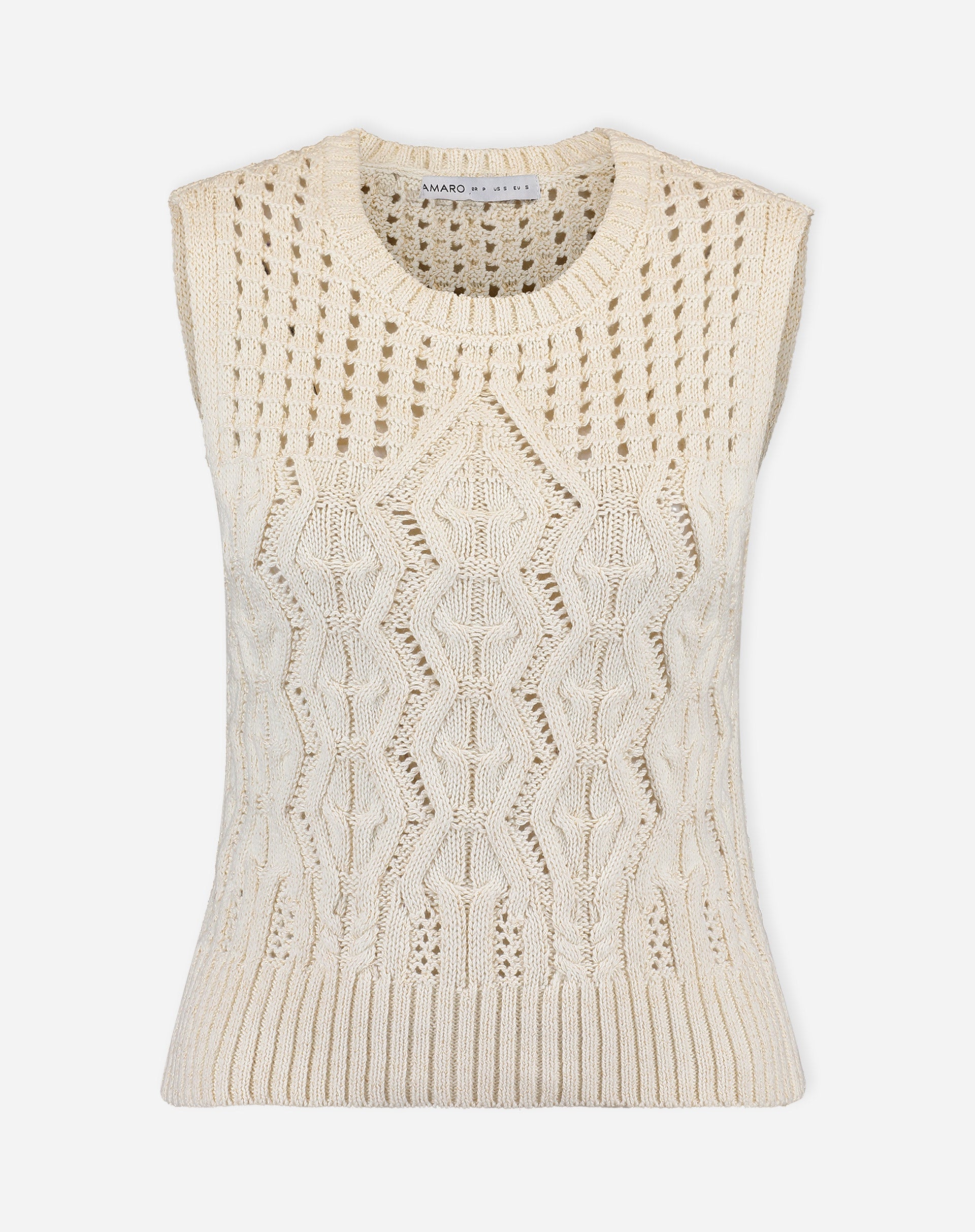 Fechamento nos detalhes trançados centrais e nos pontos vazados na região frontal da regata de tricô bege, destacando a textura artesanal.