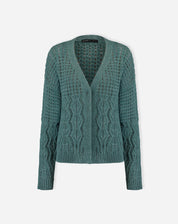 Vista traseira do cardigan de tricô verde destacando o padrão de tranças e a malha vazada na parte de trás.