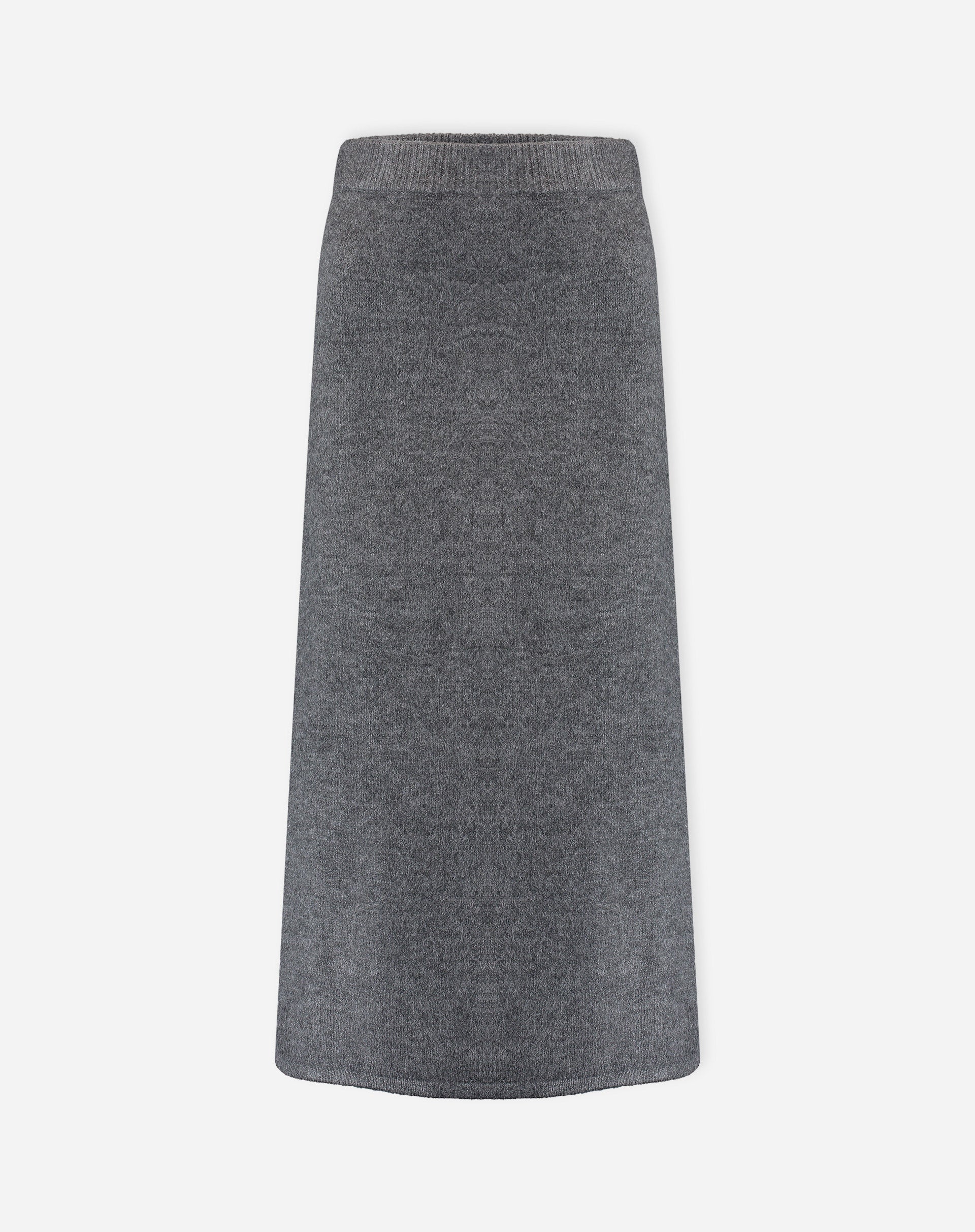 Vista traseira da saia longa tricot chumbo em modelo, evidenciando o caimento reto e barra lisa.