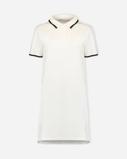 Vista 3/4 do vestido polo tricot off-white em modelagem reta com gola polo e punhos com filete preto