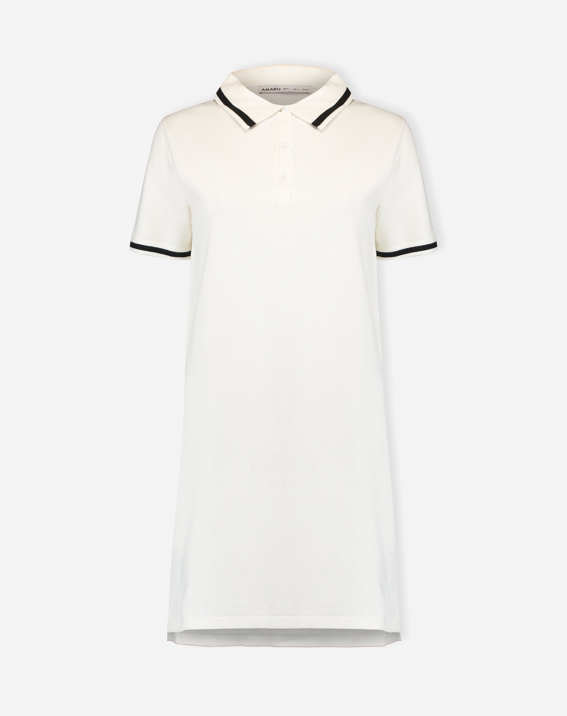 Vista 3/4 do vestido polo tricot off-white em modelagem reta com gola polo e punhos com filete preto