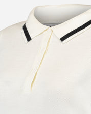 Detalhe da carcela frontal com botões off-white e textura do tricot em close