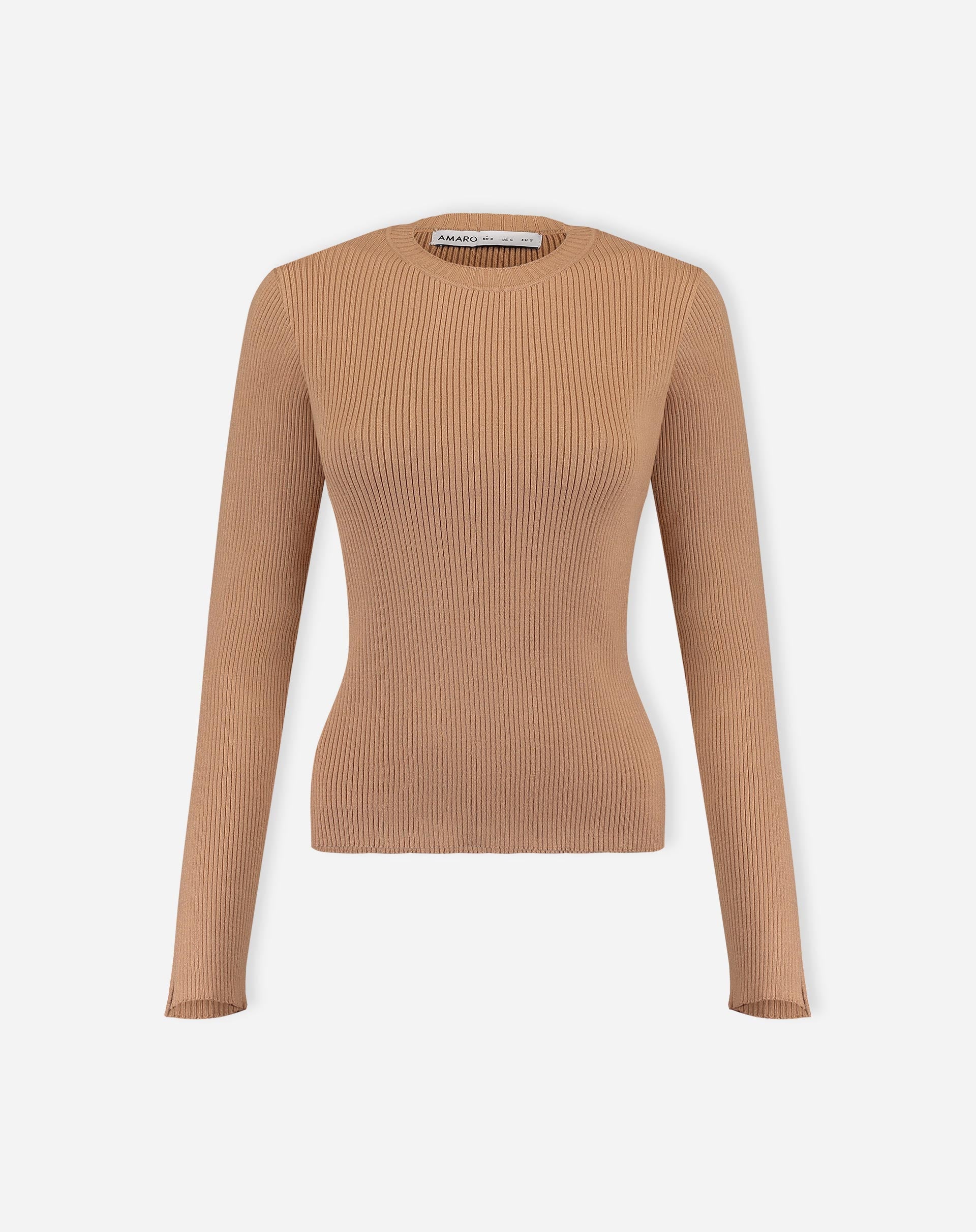 Vista reversa do suéter de tricô bege e seu ajuste clássico — ideal para diferentes ocasiões de moda.