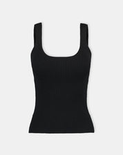 Regata tricot preta vista de costas em modelo, alças largas e caimento ajustado