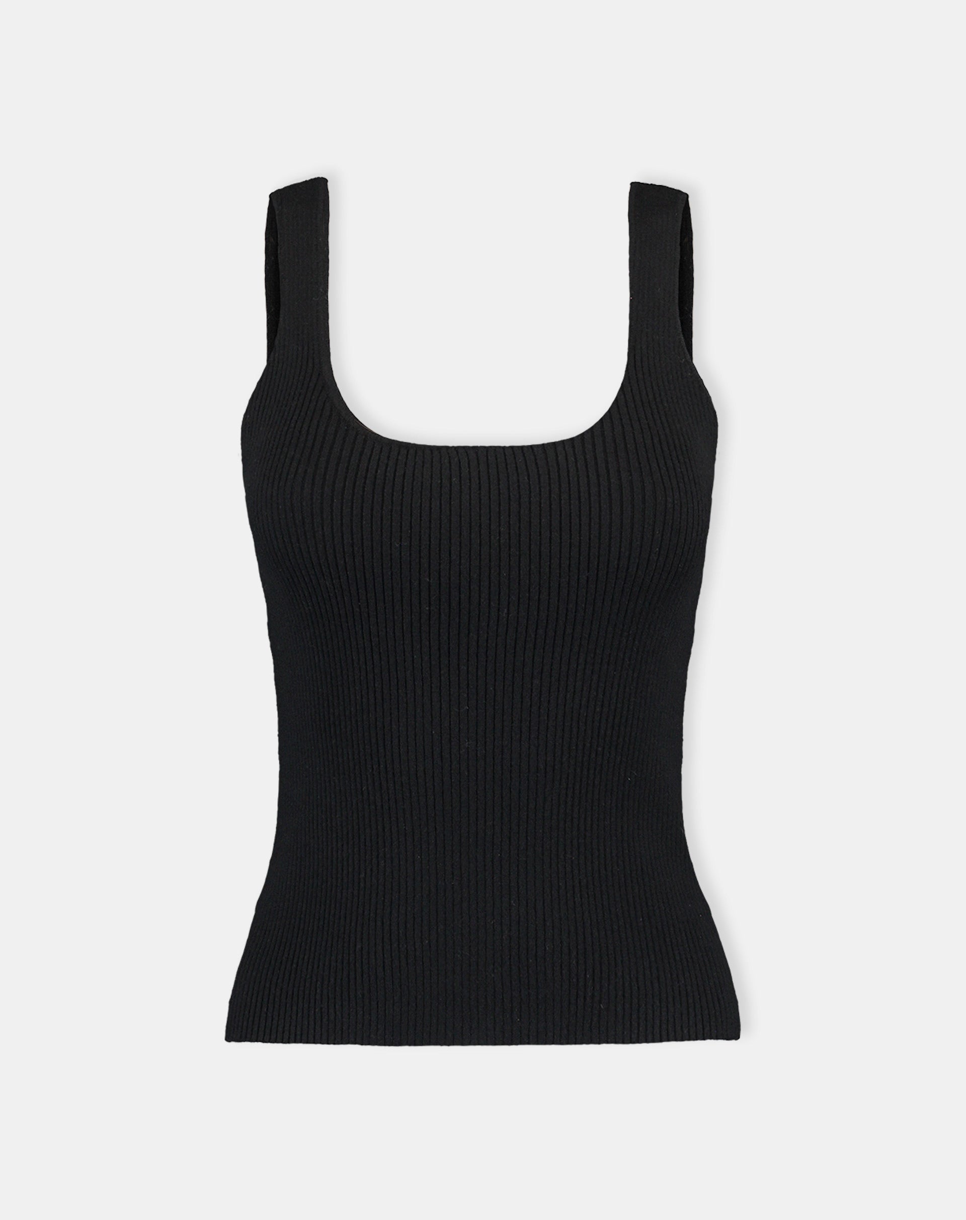 Regata tricot preta vista de costas em modelo, alças largas e caimento ajustado