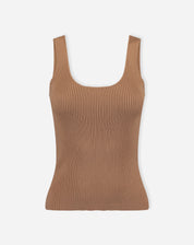 Look completo com regata tricô bege, calça pantacourt off-white e jaqueta caramelo, styling casual chic