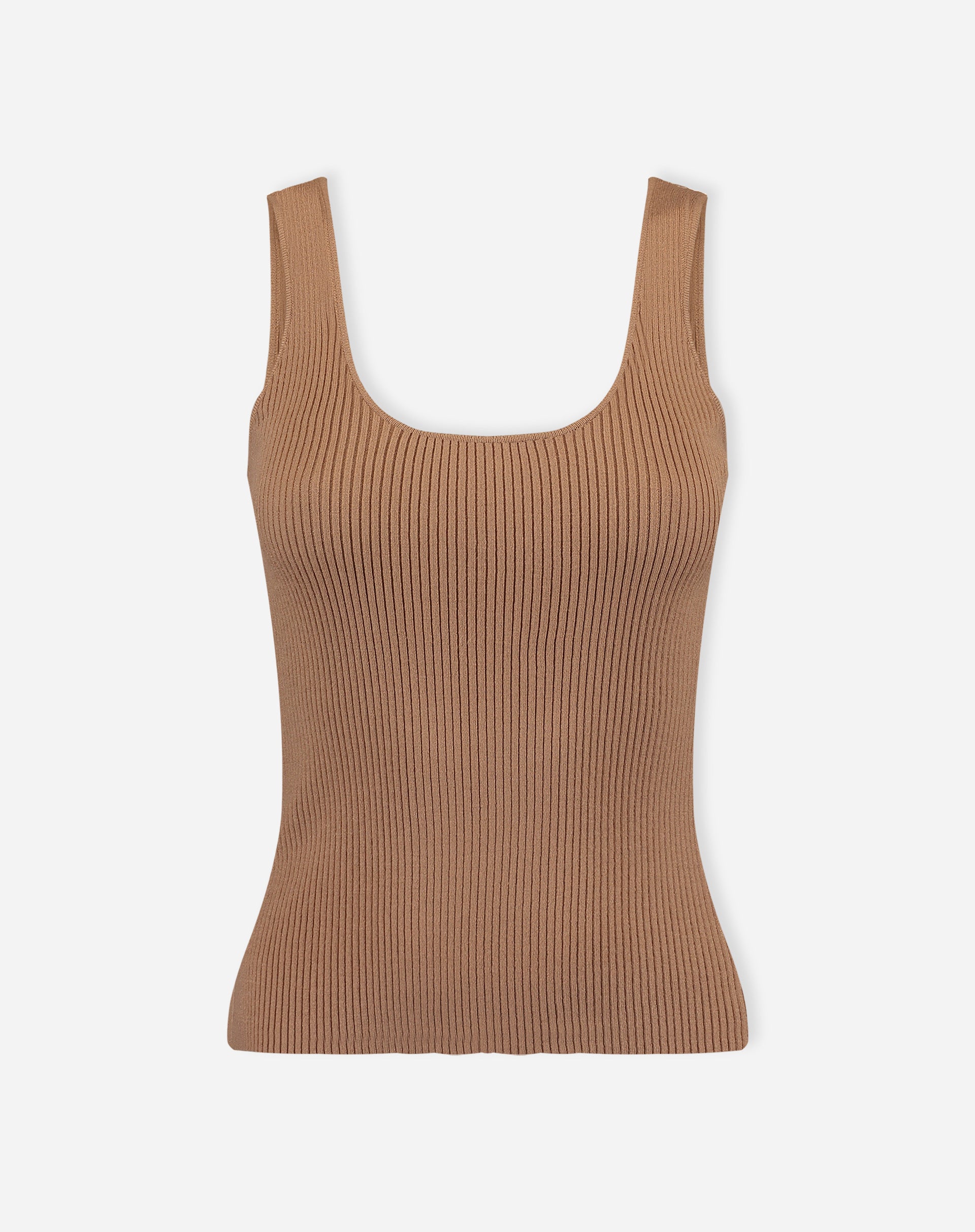 Look completo com regata tricô bege, calça pantacourt off-white e jaqueta caramelo, styling casual chic