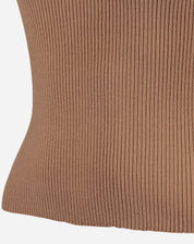 Detalhe da malha canelada da regata tricô bege exibindo o caimento e acabamento da barra