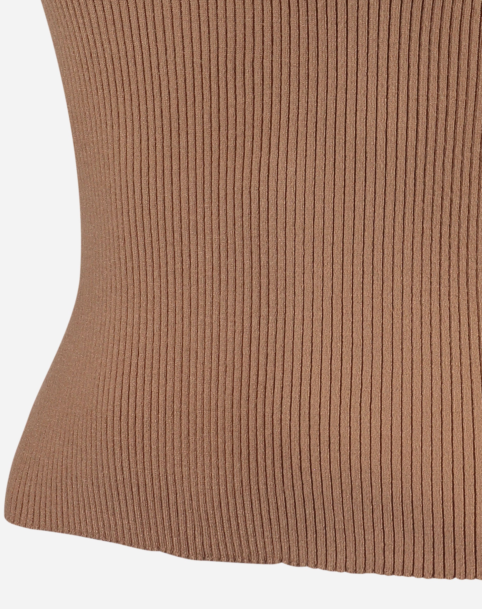 Detalhe da malha canelada da regata tricô bege exibindo o caimento e acabamento da barra