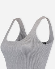 Detalhe em ângulo da regata tricot cinza mescla em flat lay destacando alças largas e canelado