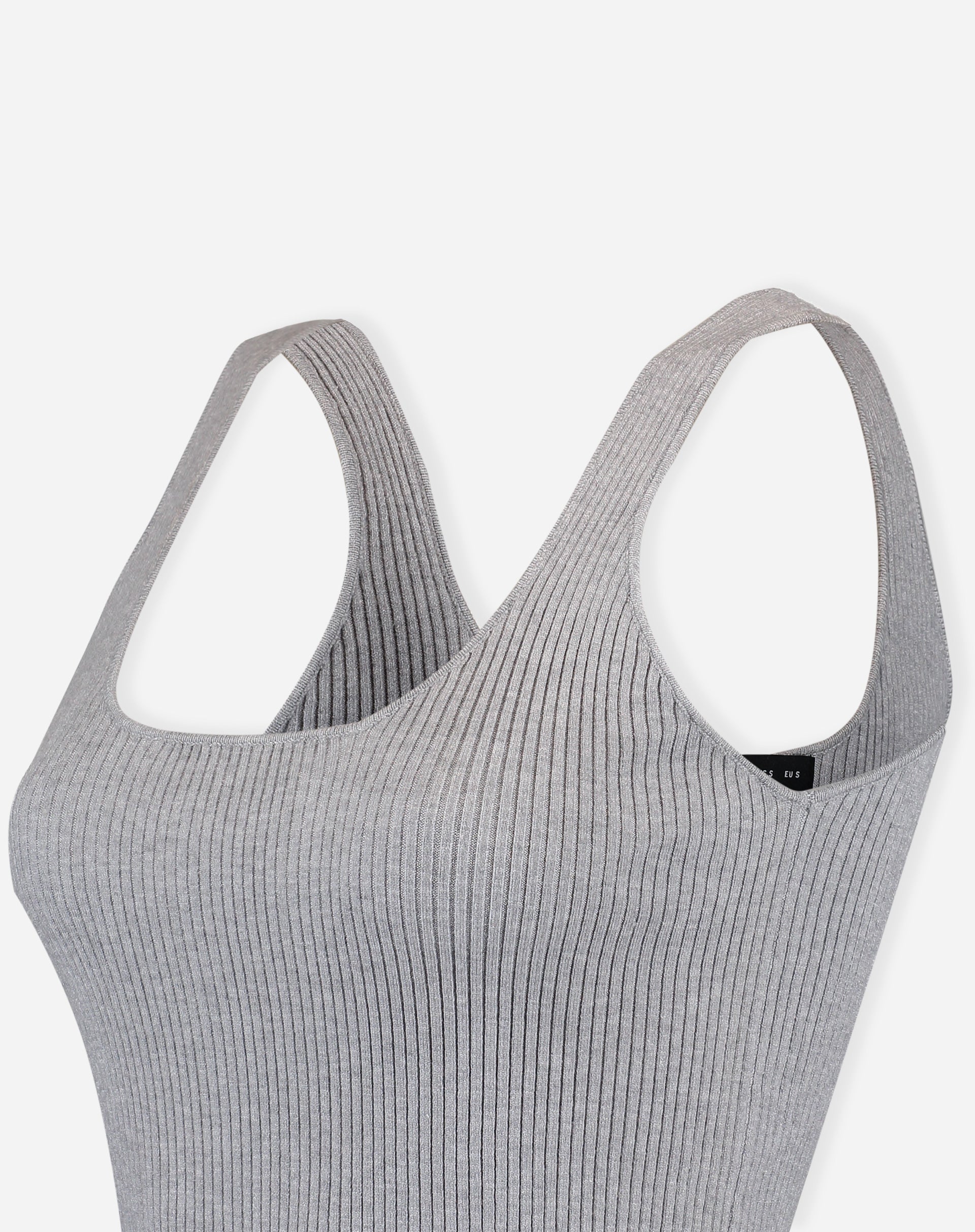 Detalhe em ângulo da regata tricot cinza mescla em flat lay destacando alças largas e canelado