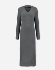 Detalhe do ombro e gola do vestido mídi tricot chumbo - acabamento em rib com costura discreta no decote.