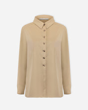 Vista traseira da camisa bege evidenciando a prega central nas costas, recorte de ombro e barra arredondada