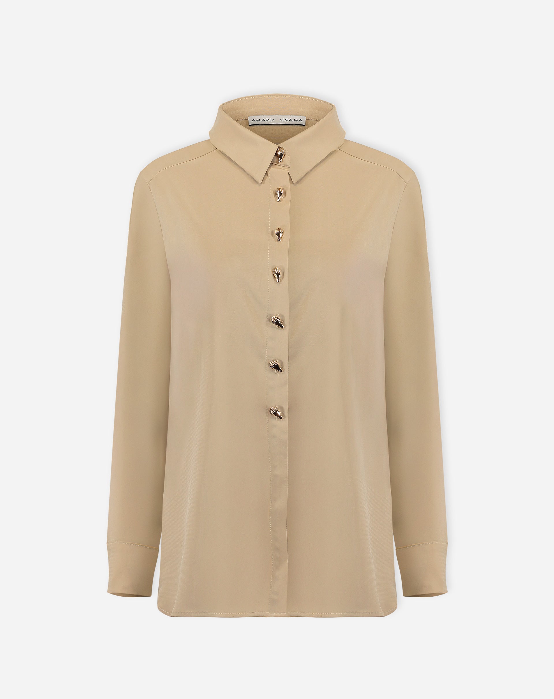 Vista traseira da camisa bege evidenciando a prega central nas costas, recorte de ombro e barra arredondada